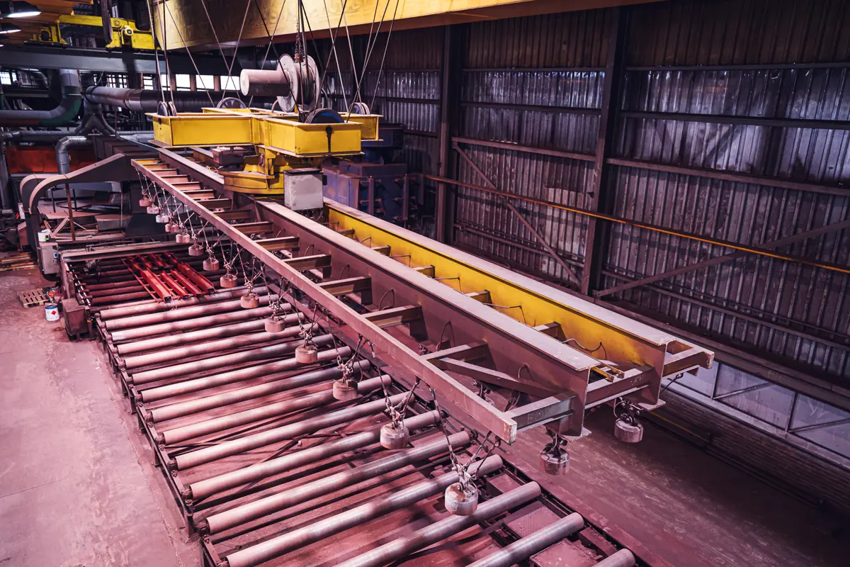 Machinaal stralen met magneet kraan